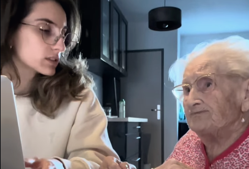 Mélissa Anton et Fernande réunissant les souvenirs de Fernande pour leur livre Bavardises